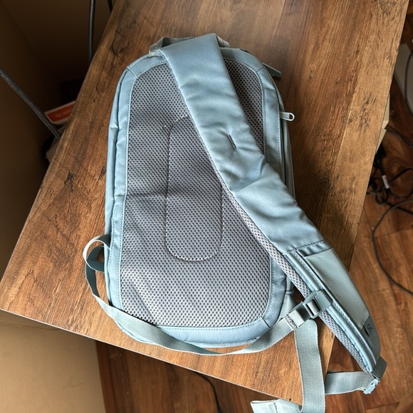 Hydroflask sling backpack - Picture 2 of 4